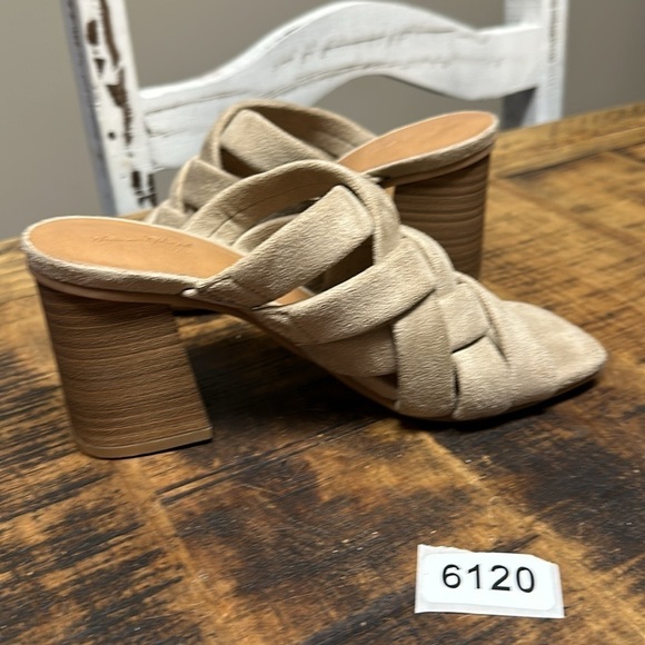 Universal thread sandals mule heels 5-1/2 taupe brown cuss cross 2-1/2 heel nwot - Picture 5 of 5